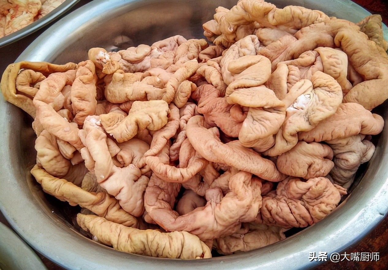 才知道洗猪大肠很简单,不加碱不加醋,20分钟洗净,不腥臭不油腻
