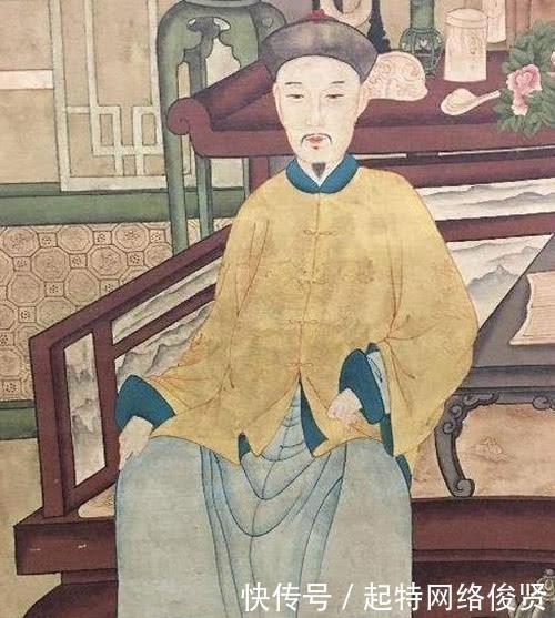 爱新觉罗后|乾隆七世孙如今仍然穿黄袍,公开祭祖,模仿祖先戴“帝王扳指”