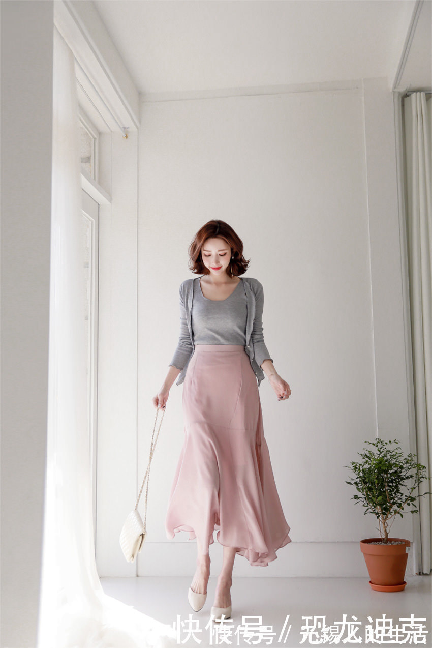 美女 穿过膝长裙的美女模特,端庄优雅的气质很迷人