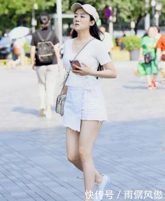 羡慕|街拍美女散发出独特的气质,清新的穿着打扮,真是让人羡慕