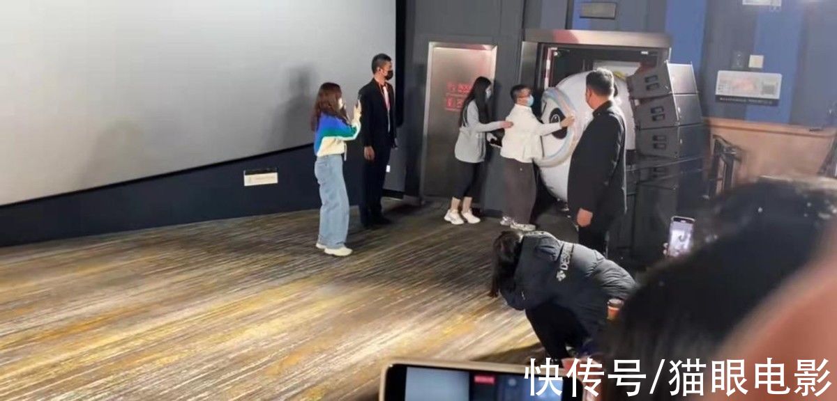 |我们的冬奥首映礼太搞笑！冰墩墩太胖被卡门框，熊大熊二来助阵