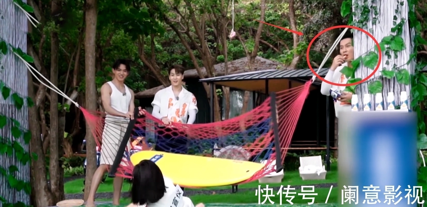 baby吴宣仪玩游戏摔倒,一旁李晨的反应太真实,常驻与飞行的区别