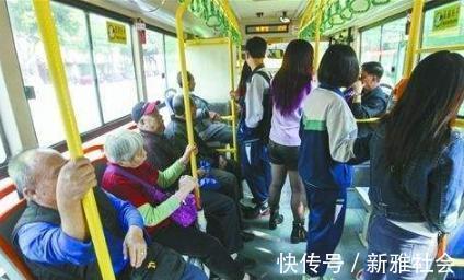 公交|二胎孕妈带女儿坐公交,因没给人让座被骂,女儿的话却让老人脸红