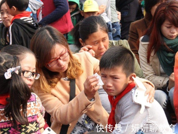 课本|生日蛋糕上插满“课本”,男孩被气哭,网友:家长自以为是的幽默