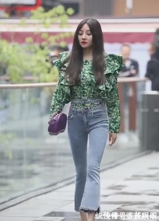 裤子 美女怕裤子掉,在喇叭裤上裁了两条裤头,你还别说挺好看!