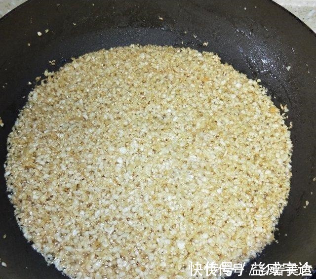 蒜米|酥炸金蒜蓉,家里常备着,入菜、拌面、煮汤全靠它!