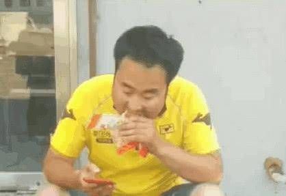 水泥|男子辞职去送外卖,第一单就崩溃了,客户却让他稍五袋水泥