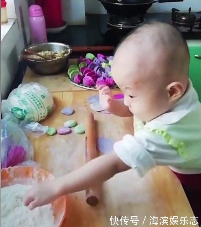 擀饺子皮|2岁宝宝在姥姥家住了3天,学会一项“传统手艺”,妈妈看后笑翻