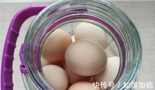 腌鸡蛋只放盐就错了,只需多加2步,个个流油起沙,做法零失败