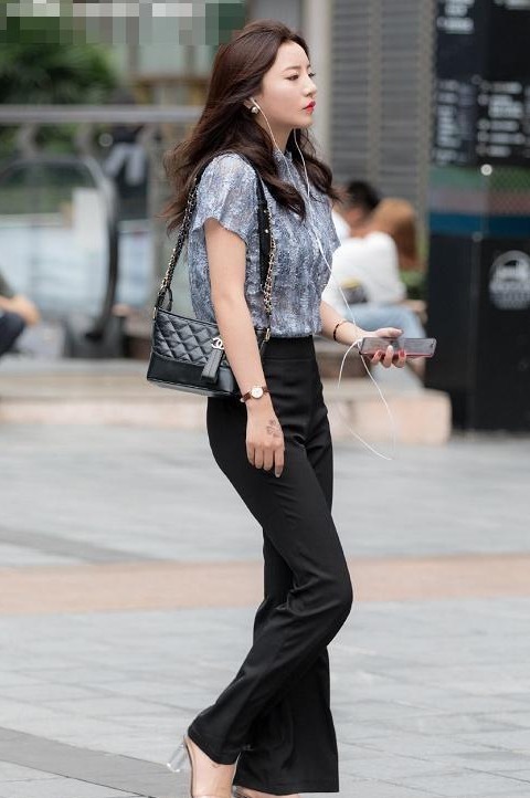 破洞牛仔裤 破洞牛仔裤搭配黑色皮质短靴,时尚靓丽,酷飒有型