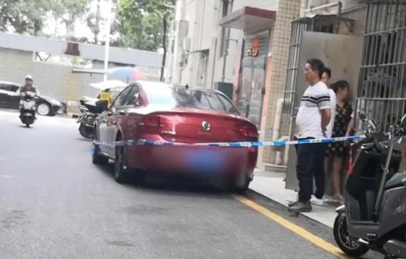 悲剧|夫妻把3岁女儿锁车里,打牌3小时酿悲剧:孩子走前已喝光车里的水