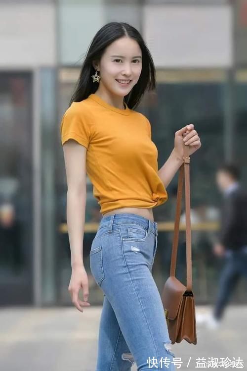 破洞牛仔裤 橘黄色短袖圆领T恤衫，搭配修身破洞牛仔裤，修饰出甜美好身材