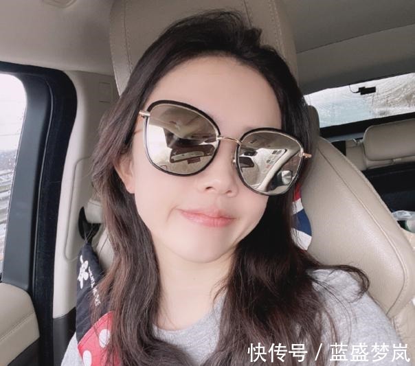 东哥|人气高！华裔美女田志希与樊振东合影，期待两人搭档混双，很开心！