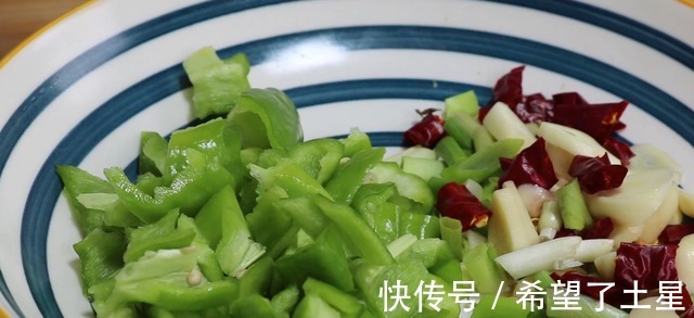 野生鲫鱼独特做法，做法很少见，上桌连鱼骨头渣都不剩！