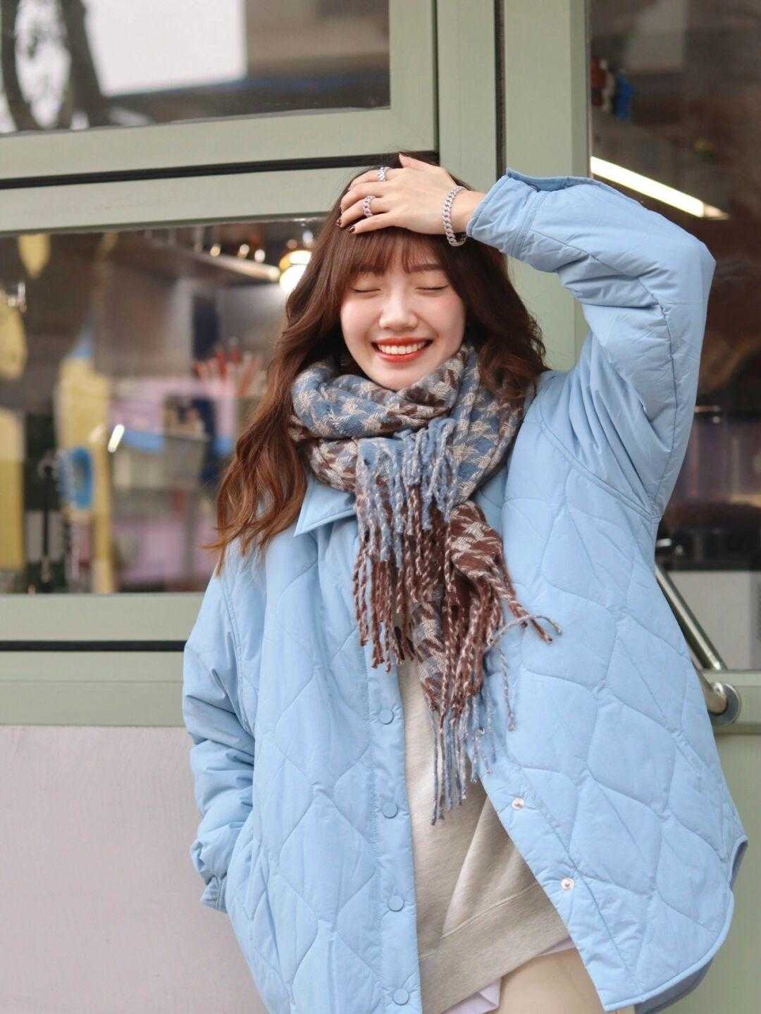 米黄色|别再说冬季单品穿不出减龄效果了!码住这四套造型,唯美又有气质