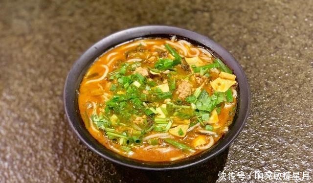 昆明人不仅爱吃各种虫子,就连米线都是甩的