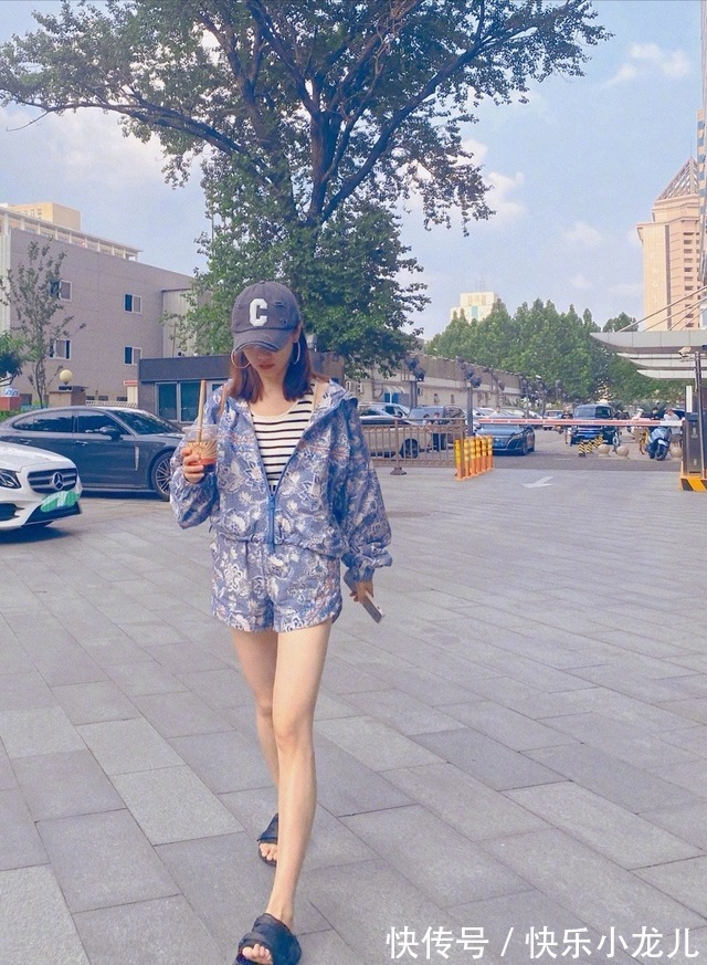时髦 时尚穿搭,穿印花套装内搭露脐装,造型个性张扬