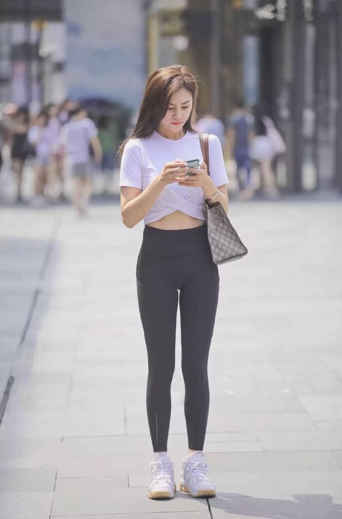 阳光|街拍青春阳光的小姐姐,穿紧身裤,显完美身材