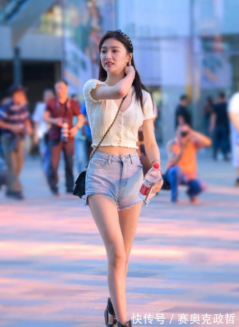 牛仔短裤|仲夏夜穿搭米黄色针织短袖上衣搭配毛边牛仔短裤