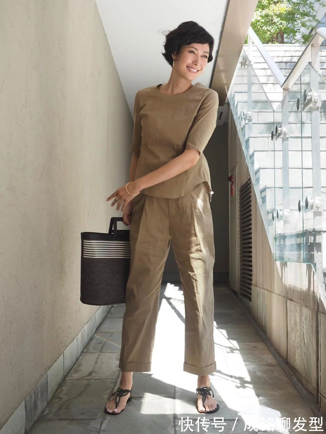 女人味|50岁女人的优雅穿搭,日本大龄博主的搭配示范,时髦减龄又显气质