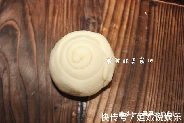 烙饼时，有人烫面，有人抹油，其实都不对，大厨教你正确做法