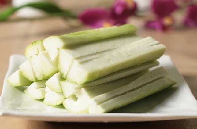 丝瓜藤|夏天吃丝瓜排毒护肝,好处多多,不过好吃归好吃,要注意禁忌!