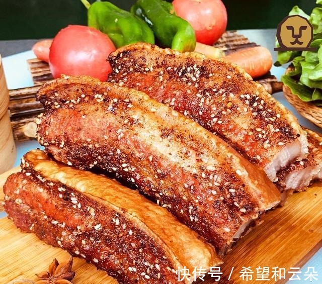 松肉针|五花肉别再红烧了，试试做成脆皮版，色泽金黄，酥脆鲜香，超好吃！
