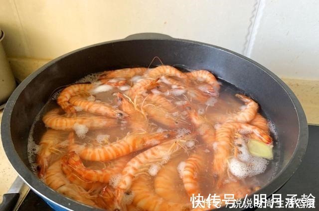 热水|煮虾时,用热水还是冷水原来都搞错了,难怪虾肉不鲜,腥味重