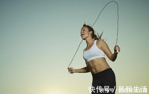 协调性|一个只跑步,一个只跳绳,一直坚持,身体素质的差距有多大?