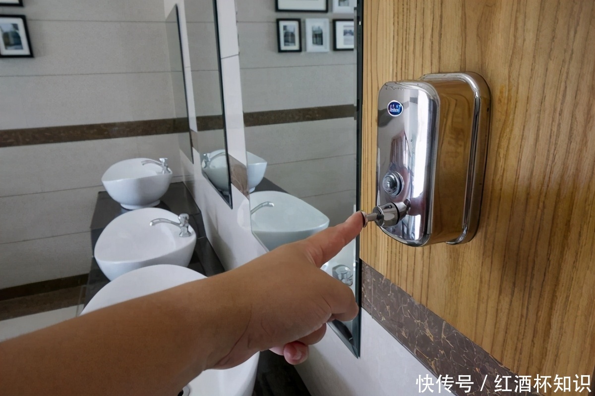 公共厕所你认为脏的地方,不是马桶而是这里