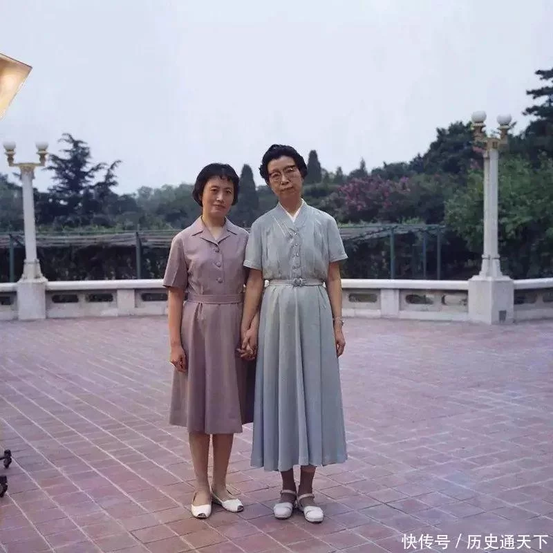 75年,江青和张玉凤的合影,两人都穿着“江青裙”,好像一对母女 - 史海钩沉