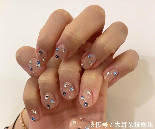 指尖|气质女神超爱的镶钻美甲,亮闪闪的奢华感,美出新高度