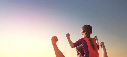 超级奶爸|“超级奶爸”带4胞胎出门,全家都觉得不靠谱,发回照片后笑喷了