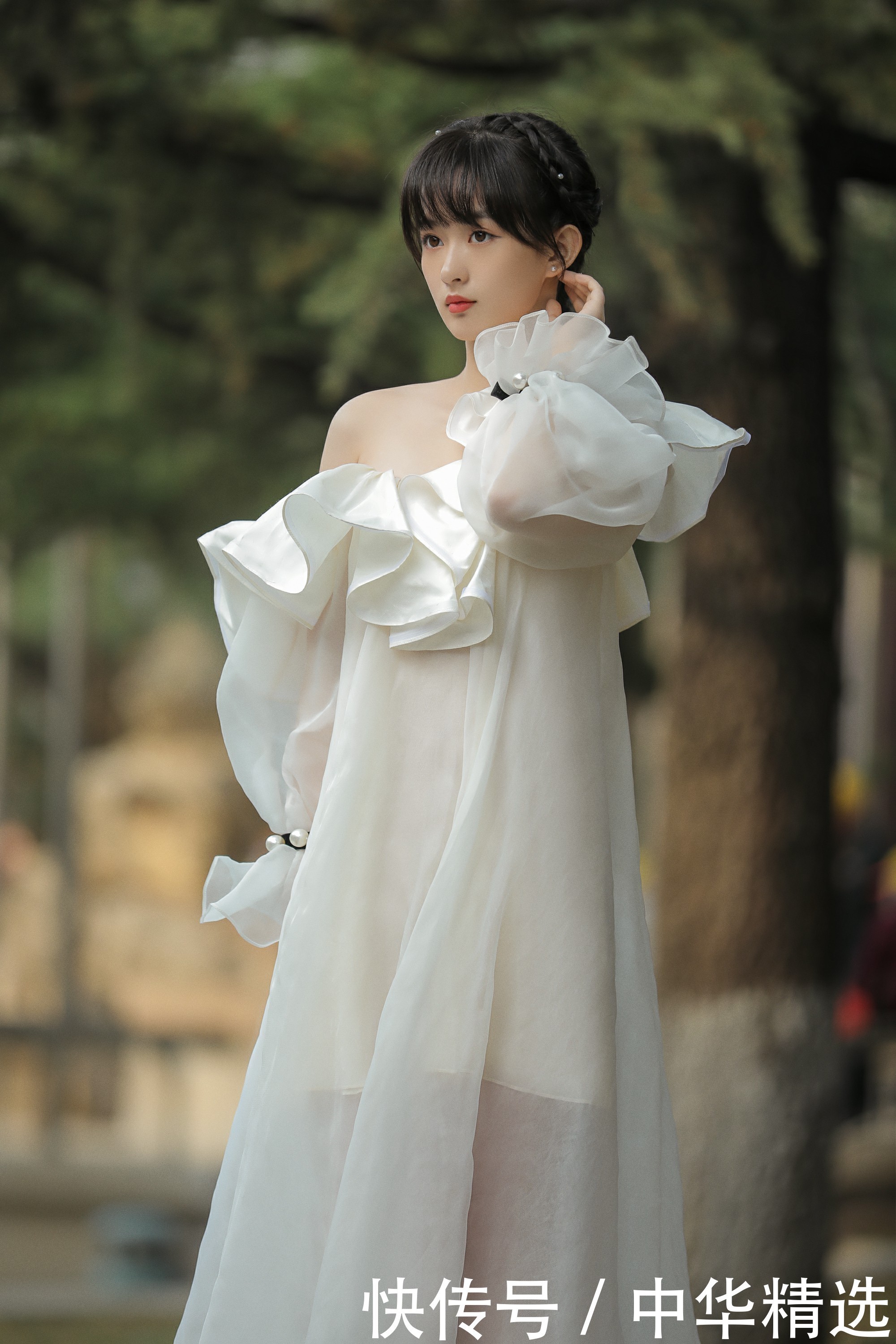 姚晓棠、李澳出席中国国际时装周 精致造型解锁时尚趋势