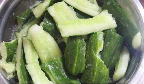 凉拌黄瓜时,切完千万别马上拌多加这一步,黄瓜脆爽超入味