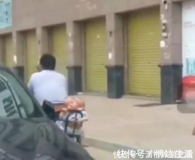 小孩|爸爸骑自行车带双胞胎,宝宝们在后座打瞌睡,妈妈笑称活着就好
