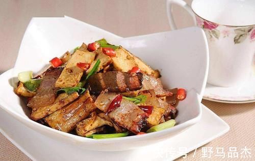 青椒炒腊肉|炒腊肉前，只会泡水是不行的，多做一步，腊肉香嫩不肥腻，还不柴