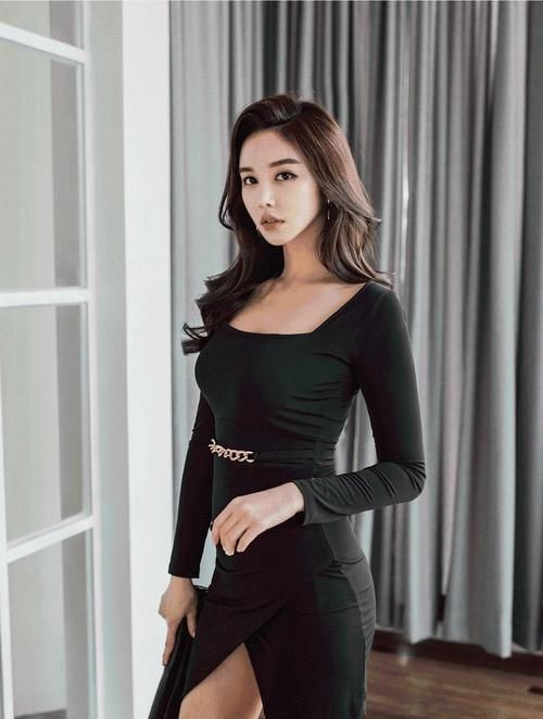 小姐姐 黑色连衣裙搭配黑色高跟鞋，优雅又不失女人味