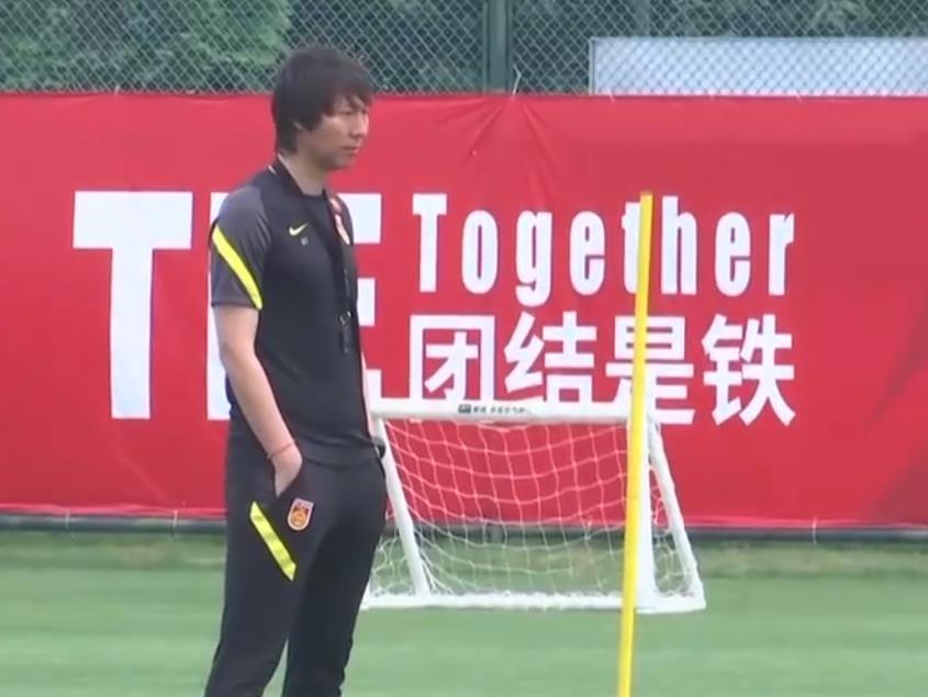 足协|媒体人：国足剩余12强赛会以年轻人为主，严鼎皓等人上位！