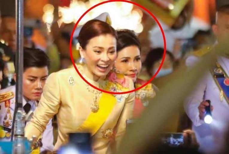 宫斗$泰国宫斗现场直播中:35岁诗妮娜瘪嘴挑衅,对苏提达王后大不敬