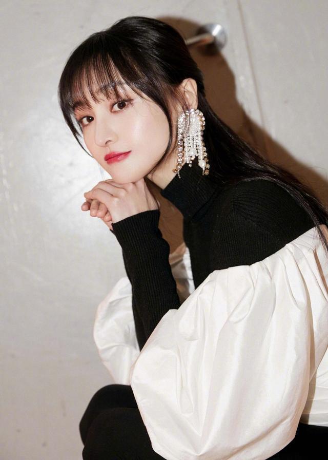 编发 发型师透漏:女生这4种发型留久了,发际线会很快上移,赶紧换了