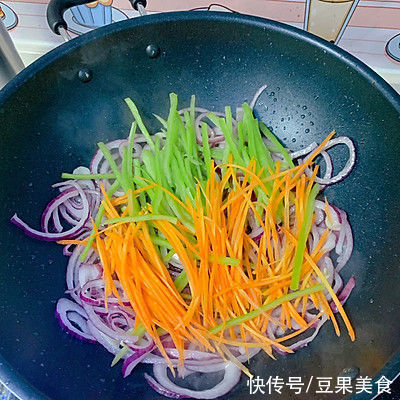 青椒丝|#圣迪乐鲜蛋杯复赛#零难度家常做法 牛肉炒乌冬面