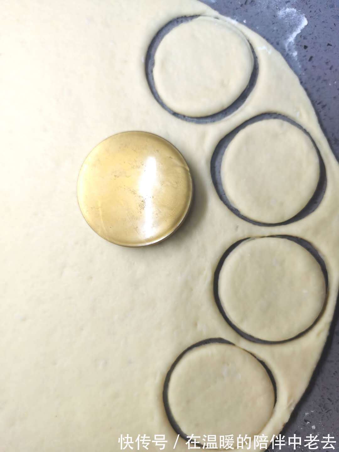 这小饼一上桌,儿子一口气吃10个还说没吃够,柔软咸香,太好吃!