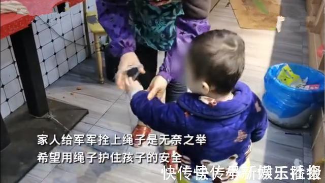 家长|2岁小男孩被绳子拴在面馆的桌腿上引热评,网友:两害相权取其轻