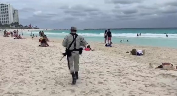 坎昆市|5名枪手坐摩托艇冲上墨西哥海滩：连开20枪 游客惊慌逃跑
