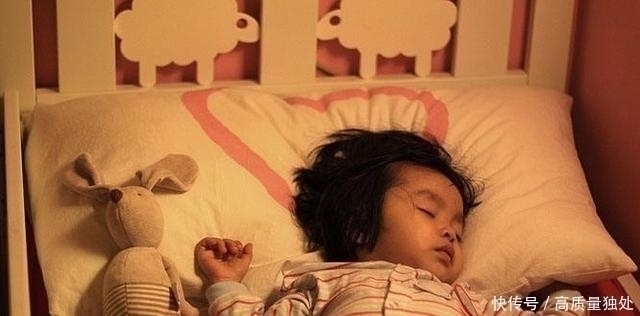 反复期|4岁儿子独享2米大床,却总说“睡着挤”,宝妈看完监控后泪目