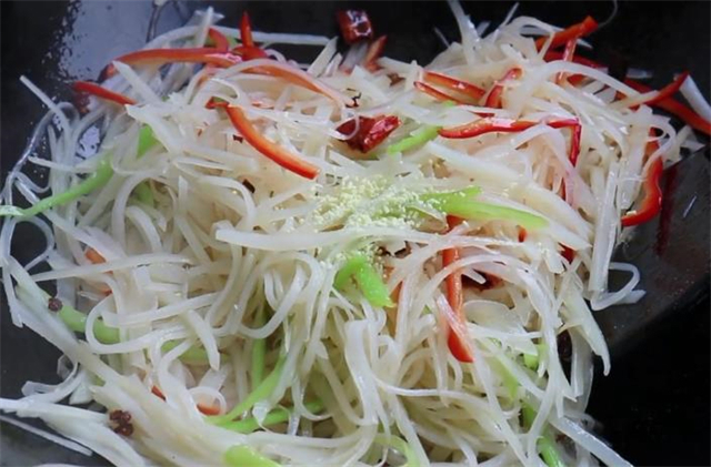 好吃|难怪饭店的酸辣土豆丝那么好吃,大厨教你一招,酸脆爽口又下饭