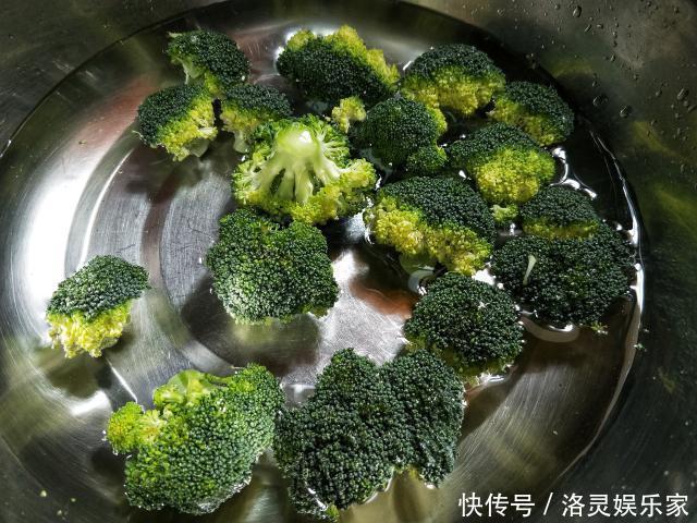 年夜饭上这道创意主食,西兰花做蛋饼,香酥美味营养翻倍