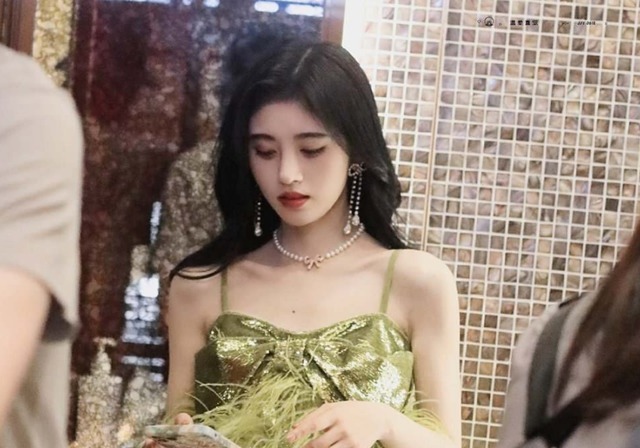 孟美岐 鞠婧祎才是真团宠,被米卡壁咚不算啥,官方合照海报也站在C位