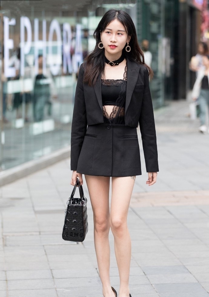  优雅|街拍：穿小西装的姐姐精致优雅又清新自然，有微微的小性感！